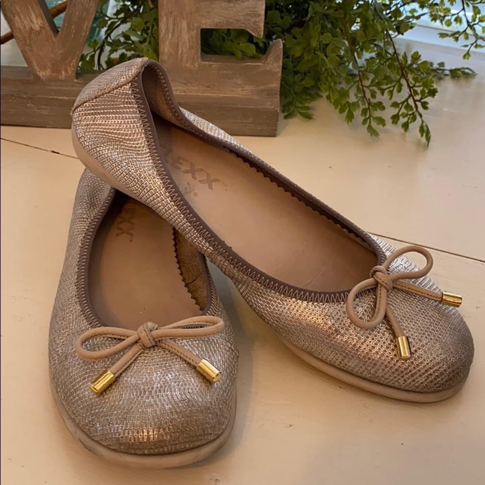 The FLEXX very nice shoe with bow. Sz 6.5